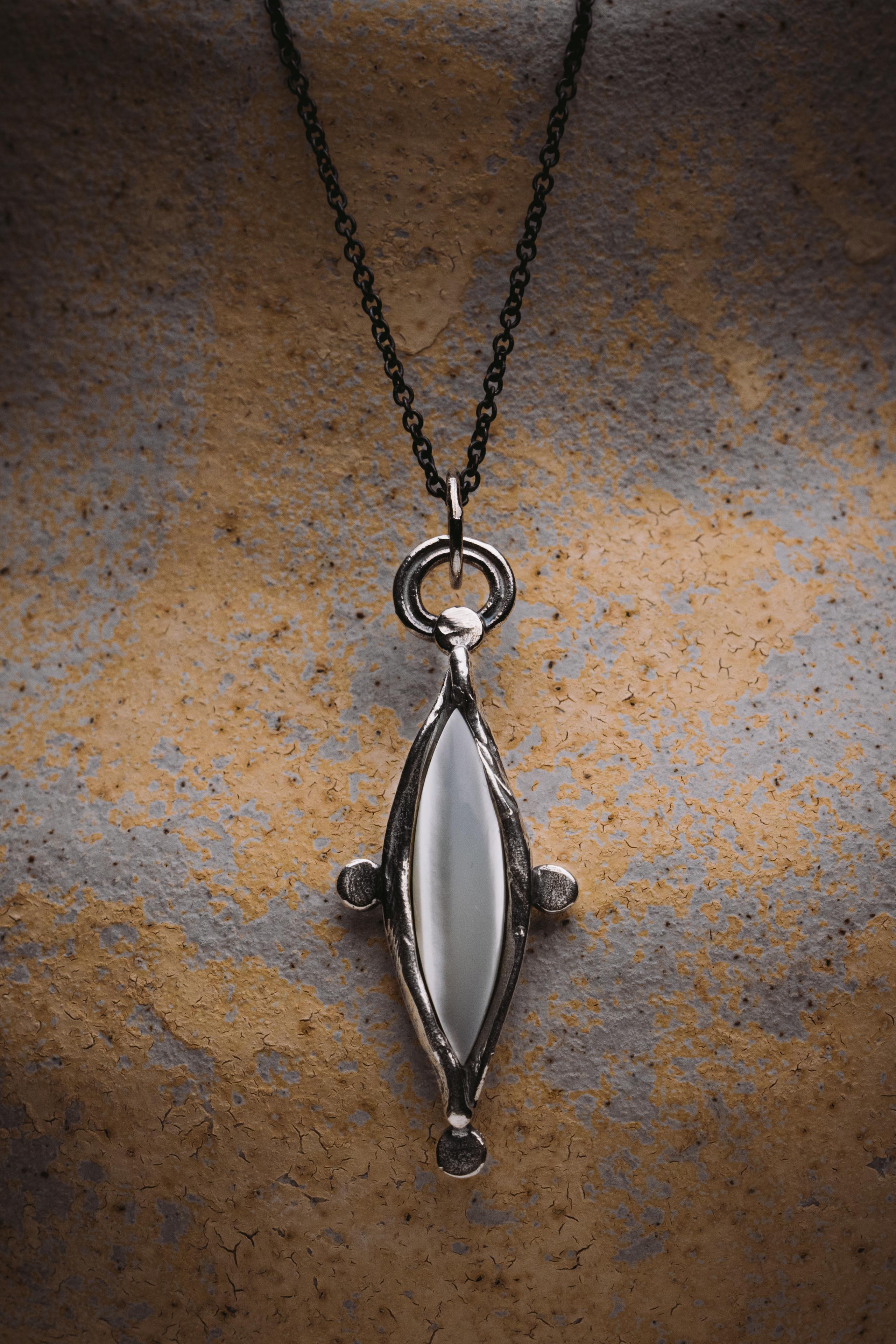 Collier Manifestation - nacre et élégance