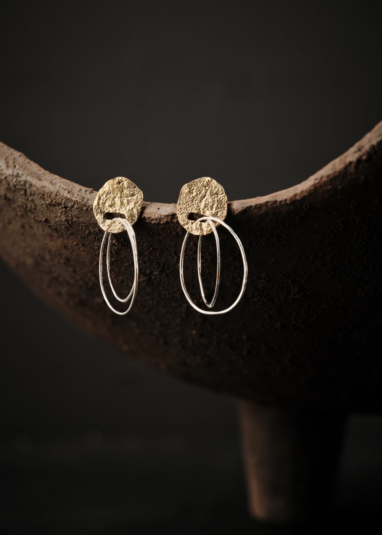 Boucles d'oreilles en argent et en laiton formées d'une partie supérieur en laiton texturée et ajourée dans laquelle s'insère deux petits anneaux d'argent