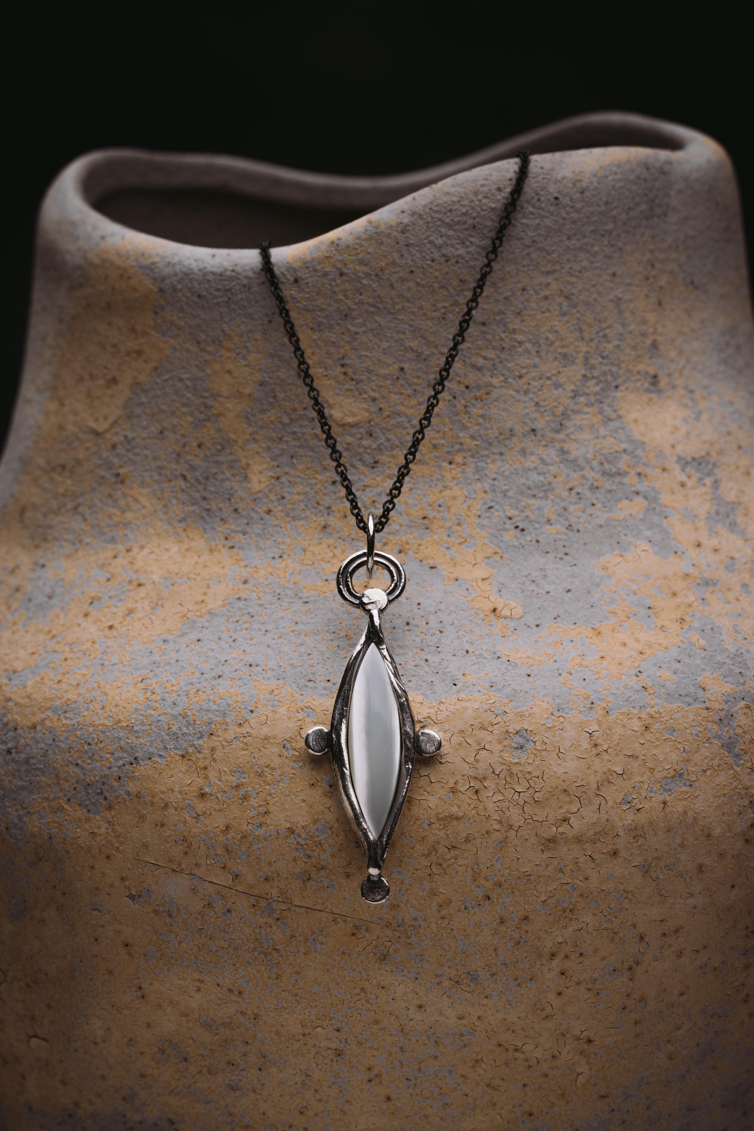 Collier Manifestation - nacre et élégance