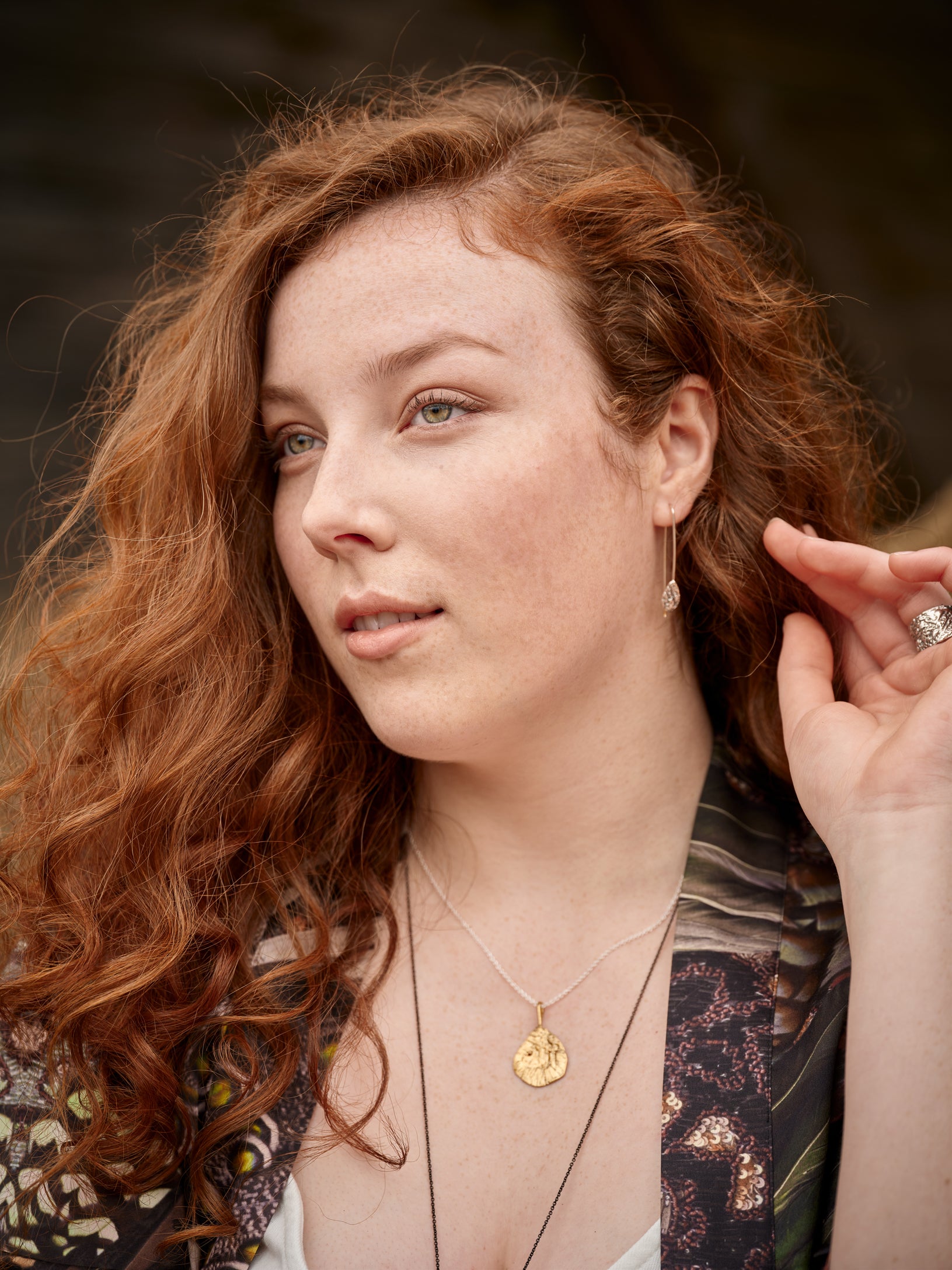 Femme portant deux colliers, une bague et des boucles d'oreilles