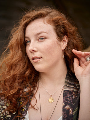 
                  
                    Charger l&amp;#39;image dans la galerie, Femme portant deux colliers, une bague et des boucles d&amp;#39;oreilles
                  
                