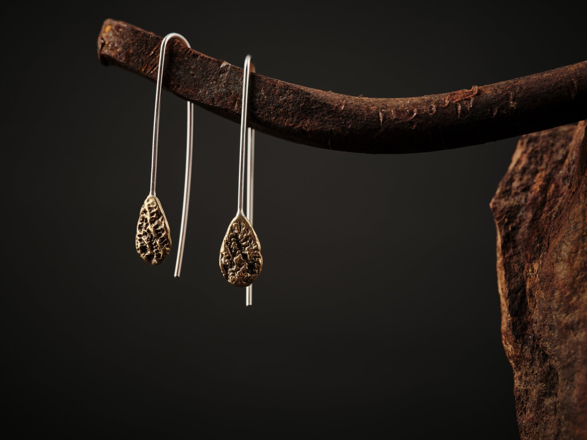 Crochets d'oreilles en laiton et en forme de goutte texturé.