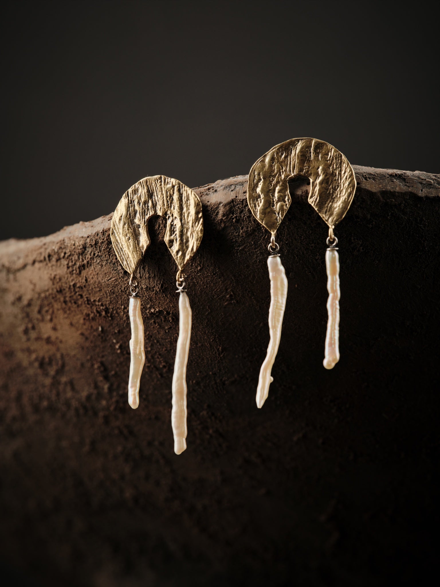 Boucles d'oreilles en laiton en forme de disque texturés ornées de deux longues perles blanches.