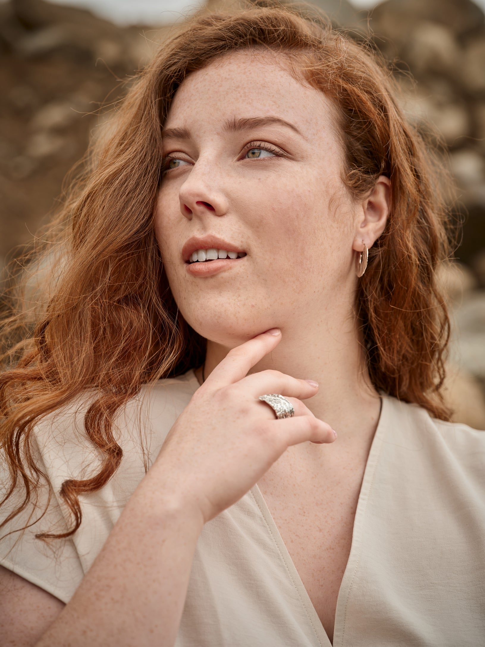 Femme portant une bague et une boucles d'oreille en forme de disque de couleur argent