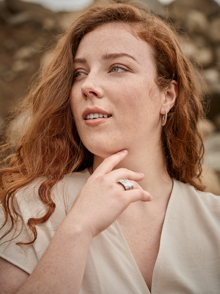 
                  
                    Charger l&amp;#39;image dans la galerie, Femme portant une bague et une boucles d&amp;#39;oreille en forme de disque de couleur argent
                  
                