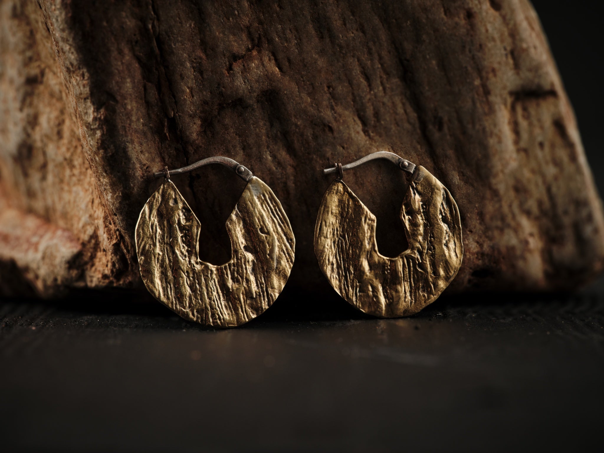 Boucles d'oreilles anneaux en forme de disque rond fabriquées en laiton et munies de fermoirs dormeuses.