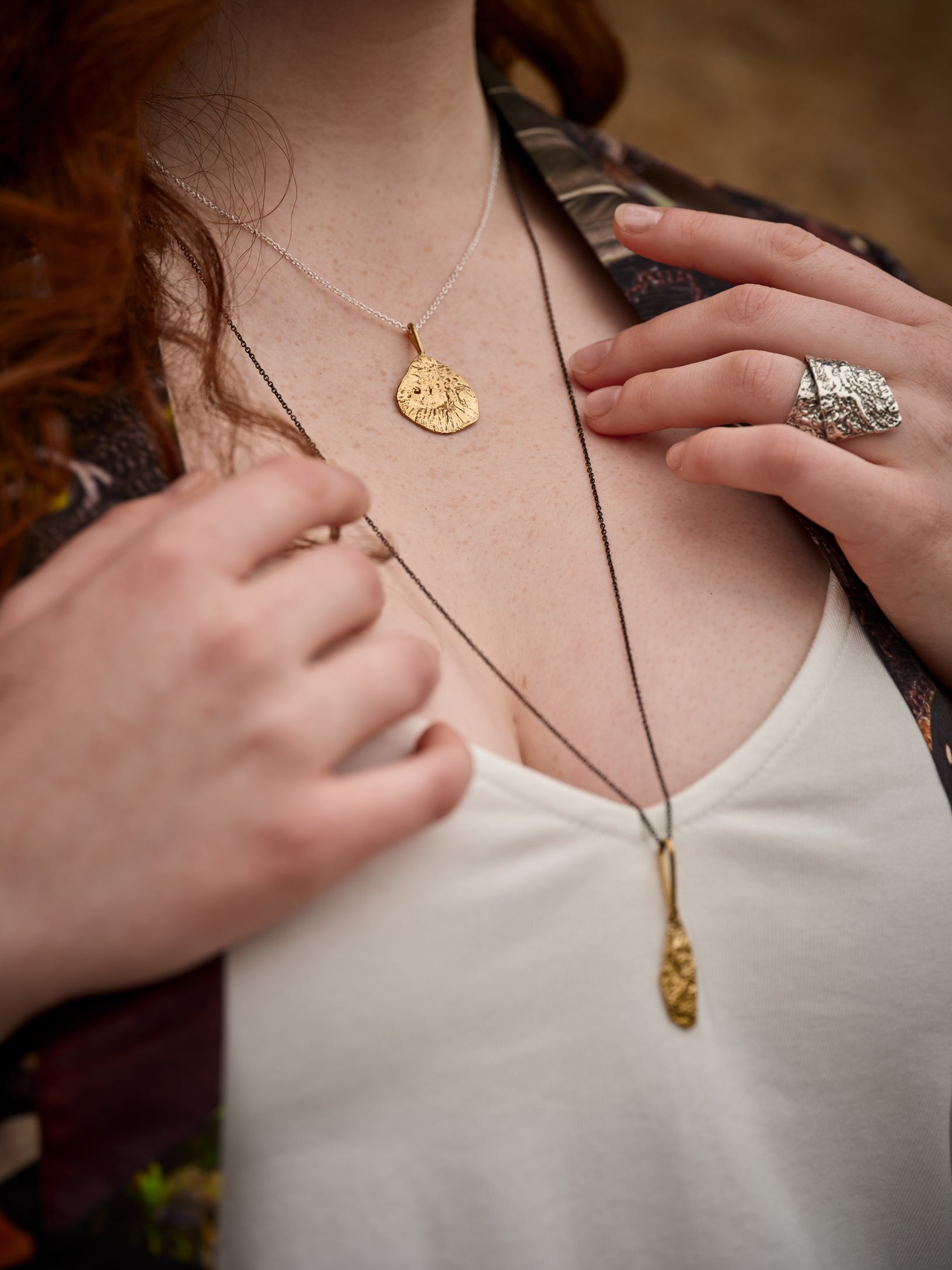 Buste d'une femme portant deux colliers en laiton 