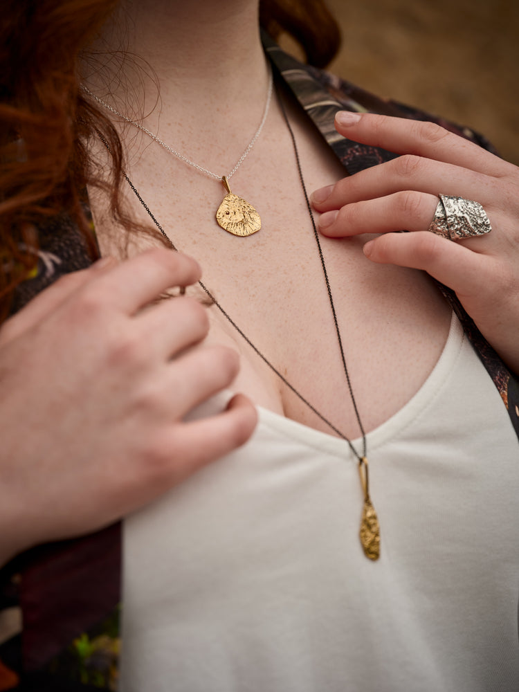 
                  
                    Charger l&amp;#39;image dans la galerie, Buste d&amp;#39;une femme portant deux colliers en laiton 
                  
                